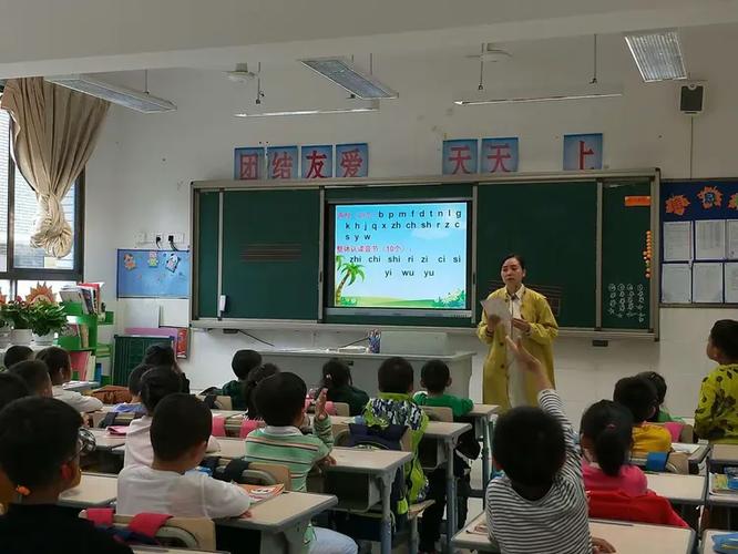 教育局林建锋局长,陈小东主任和研训中心商培荣主任莅临我校进行教学